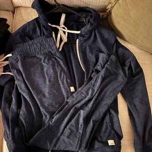 Navy vuori zip up and jogger set 
Size small